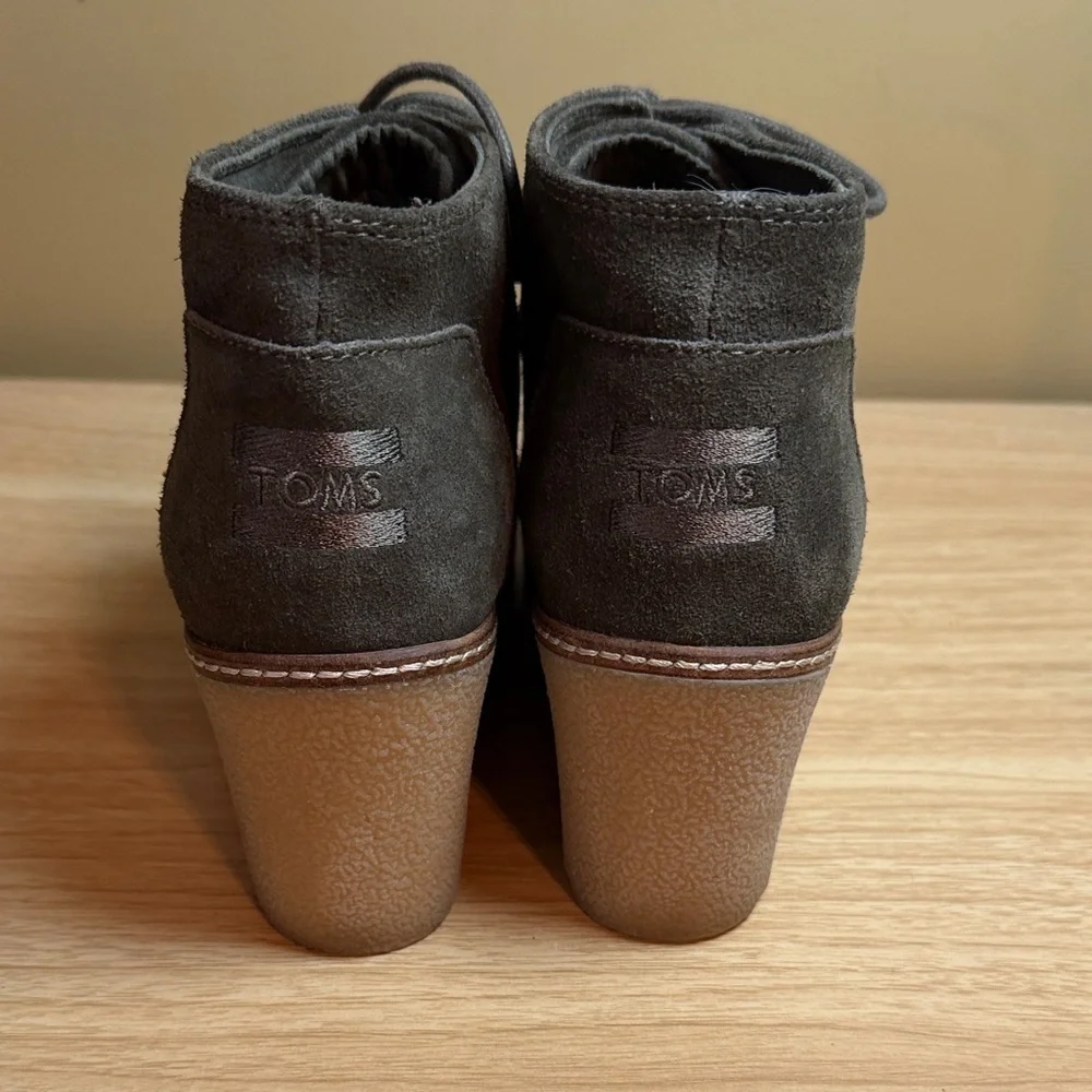TOMS Desert Crepe Wedge Ankle Boots Tarmac Olive Suede Sz 8.5